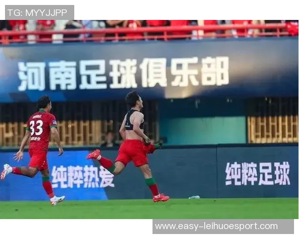 黄紫昌告别河南队感慨万千庆祝队史千球成就遗憾足协杯未能夺冠 黄紫昌告别河南队感慨万千庆祝队史千球成就遗憾足协杯未能夺冠